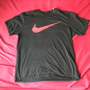 Black nike T ( red check ) 😎🌹